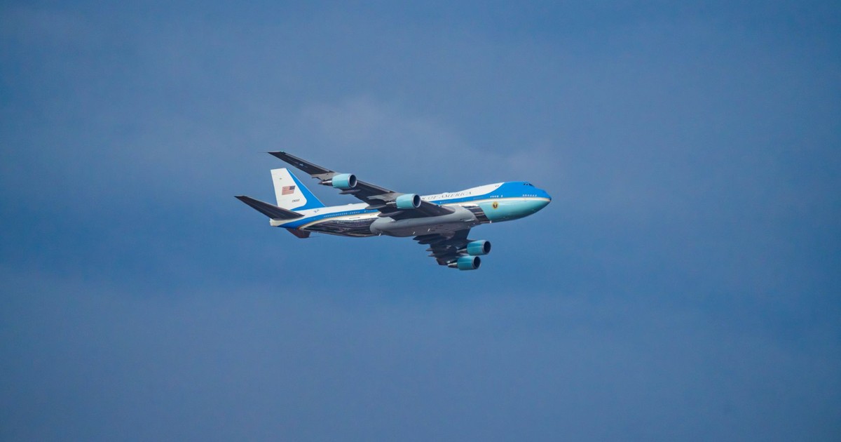 Air Force One airplane flying in the clear blue sky over Washington, DC.