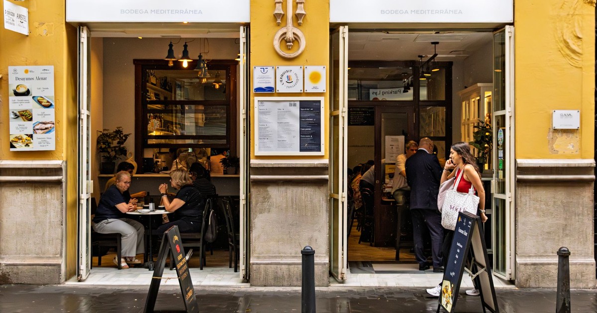 Outdoor view of Alenar Mediterranean restaurant with patrons enjoying a meal.
