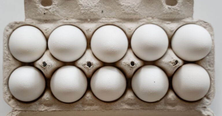 Why Food Experts Say You Should Never Store Eggs Outside Their Carton - Featured image