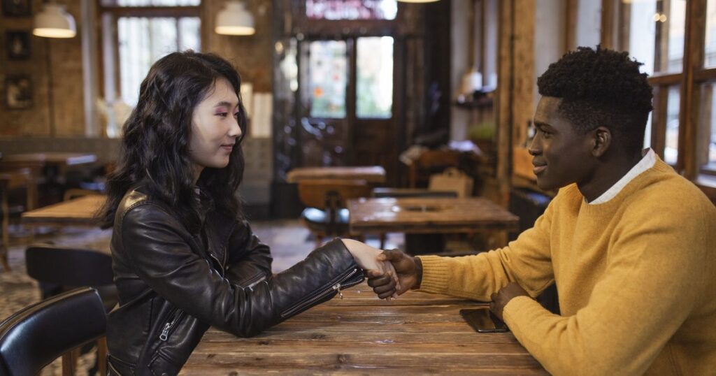 9 Situations Flirting Works on Women (And 10 Where It Never Will) - Featured image