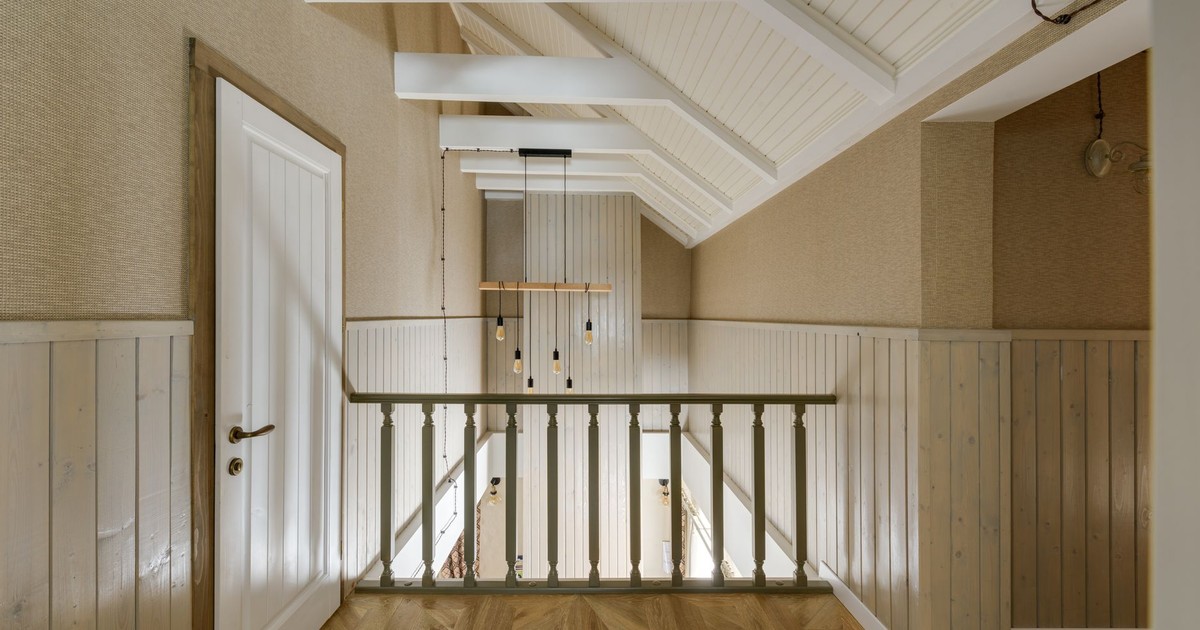 A beautifully designed interior showcasing wooden paneling and modern lighting in a hallway.