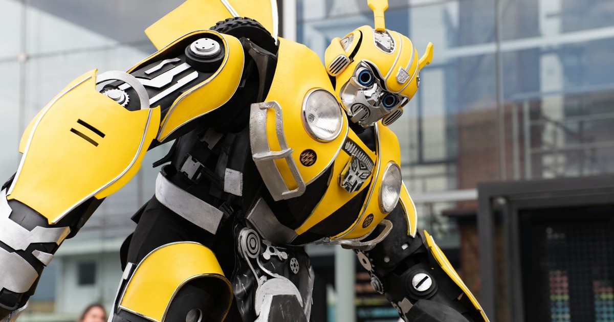 A strikingly detailed Bumblebee cosplay captured at an anime event in San José, Costa Rica.