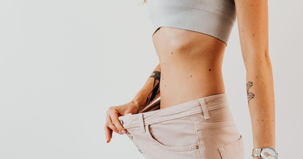 4 Proven Ways To Tighten Loose Skin After Weight Loss Without Surgery - Featured image
