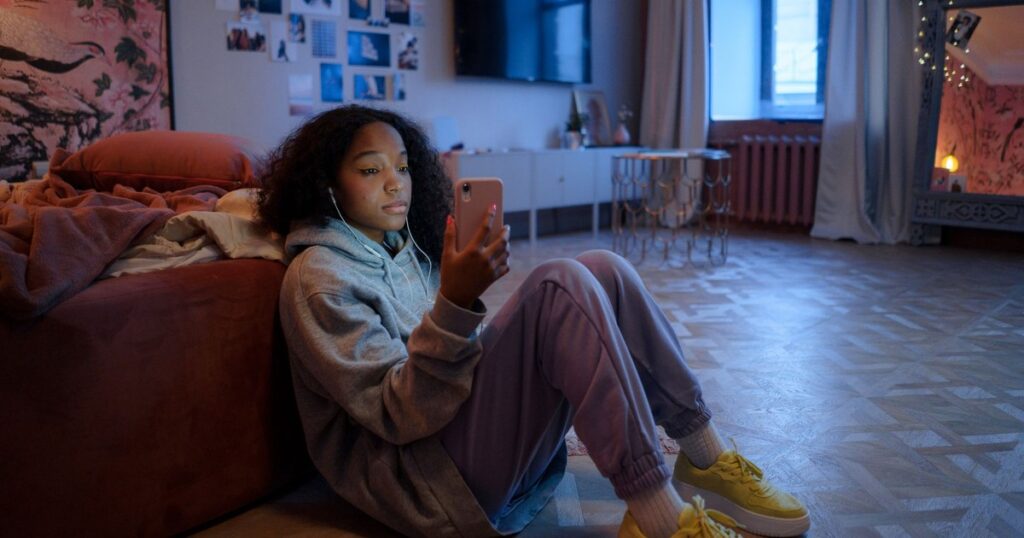 7 Signs Your Teen May Be Struggling With Anxiety Right Now - Featured image