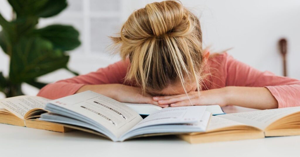 Walking on Eggshells as a Child May Cause Procrastination in Adults - Featured image