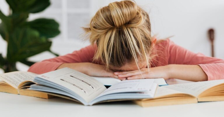 Walking on Eggshells as a Child May Cause Procrastination in Adults - Featured image