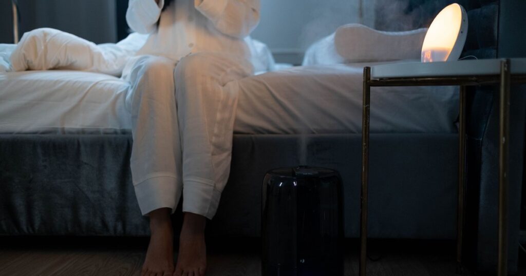 Why your body jerks right before you fall asleep - Featured image
