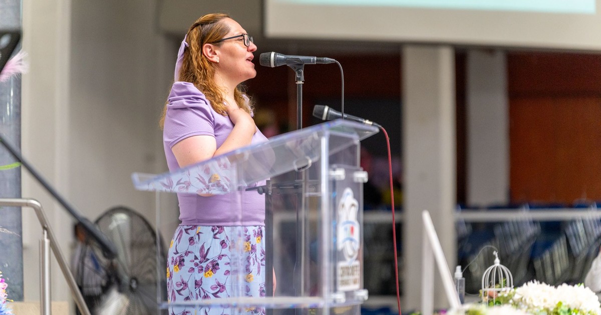 Woman with brown hair speaking at a podium during an event in Ciudad de México.