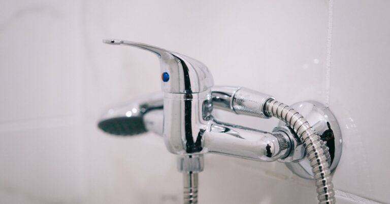 No Vinegar? Here’s How To Clean Your Showerhead Anyway - Featured image