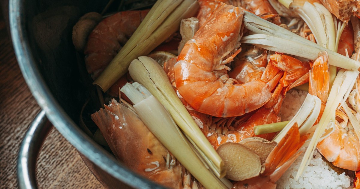 Preparation of flavorful shrimp soup with lemongrass in a pot.