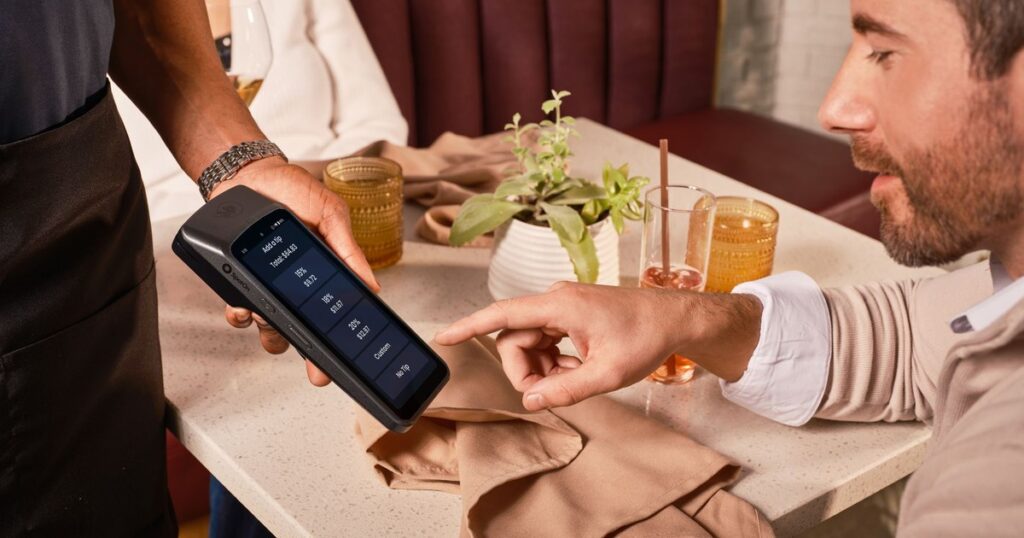 A Server’s Take: Who Always Tips Well (and Who Never Does) - Featured image