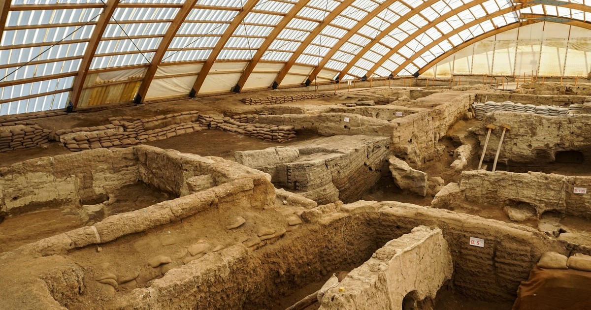 View of the ancient ruins at Çatalhöyük archaeological site in Çumra, Türkiye.
