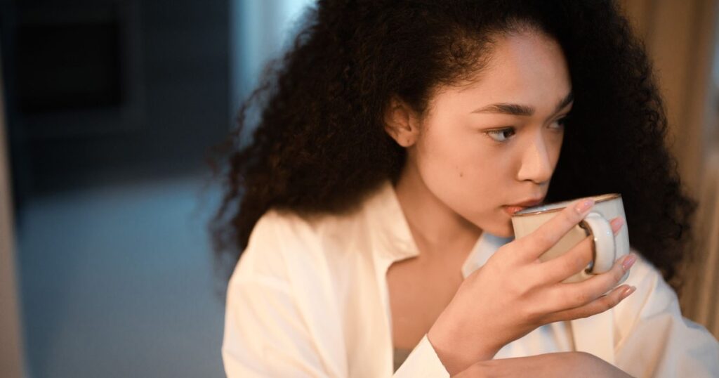 20 Things Adults Do When Raised by Emotionally Unavailable Parents - Featured image