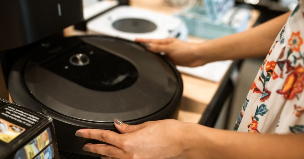 Why the US Government Is Banning New Robot Vacuums - Featured image